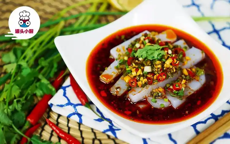 夏天的一碗酸辣凉粉,多少人心甘情愿排队等着被辣哭【罐头小厨】