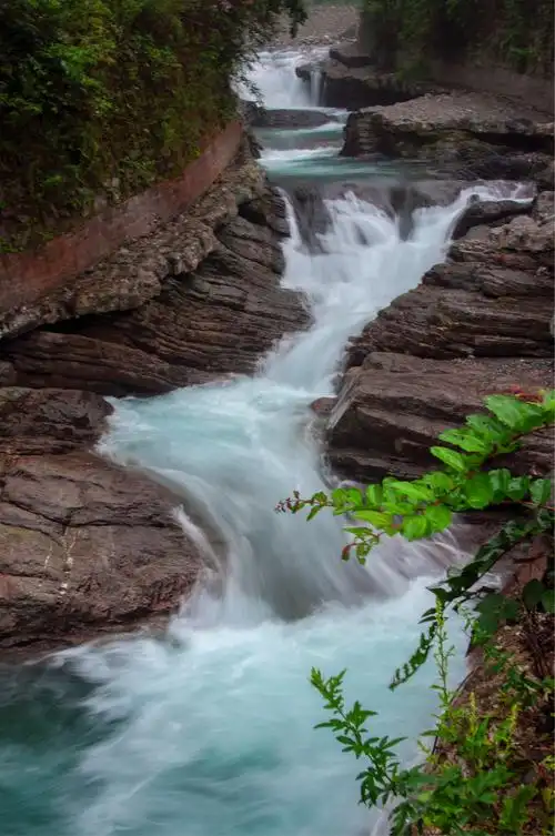 山谷溪水