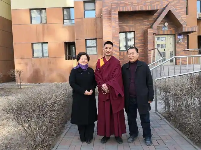 2019年3月,请甘肃乐桑活佛来家净宅并合影.