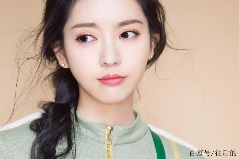 有种"整容"叫《旋风少女》的曲光雅,如今掀起刘海,简直太美了