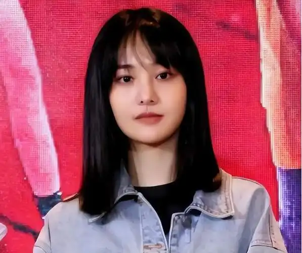 郑爽大变样五官不协调两只眼睛不对称香肠嘴满脸科技感