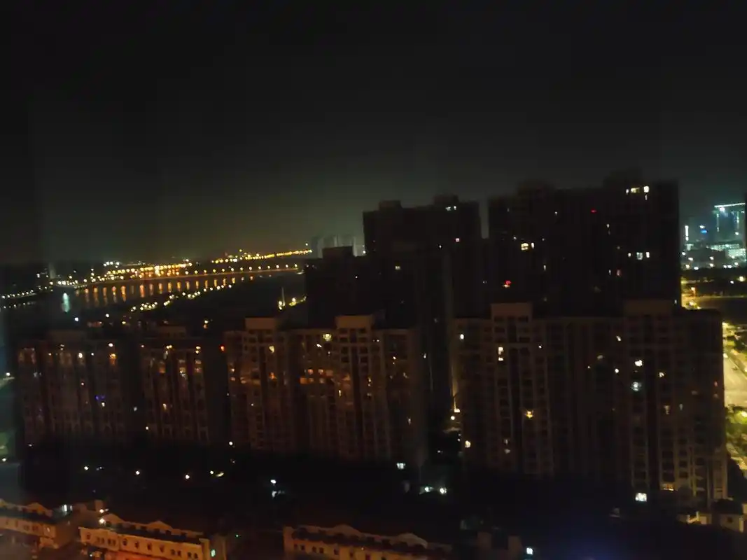 一个二线城市稍偏楼盘晚上三个时间的夜景图,晚睡的人还真不少