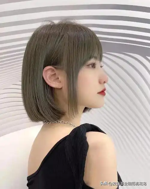 不同与一般的发型设计,发型是以直发来设计,给人一种邻家女孩的感觉