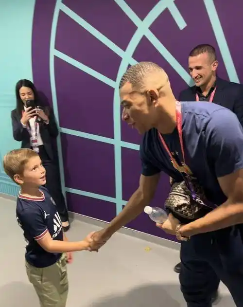 伊万卡与姆巴佩合影!