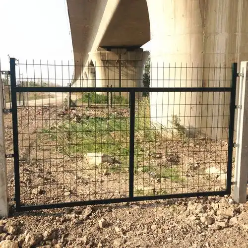 铁路护栏网现货直销 质量上乘墨绿色8002轨道两旁专用防护网定做