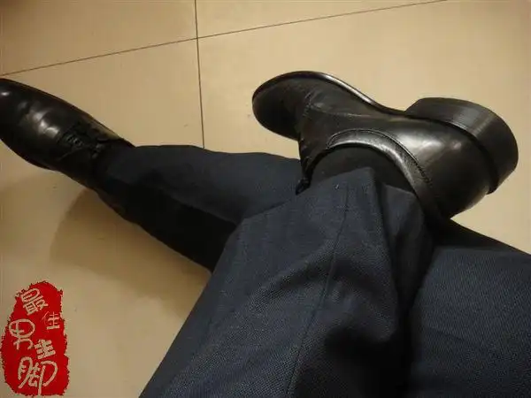 想看中年男人穿皮鞋黑袜