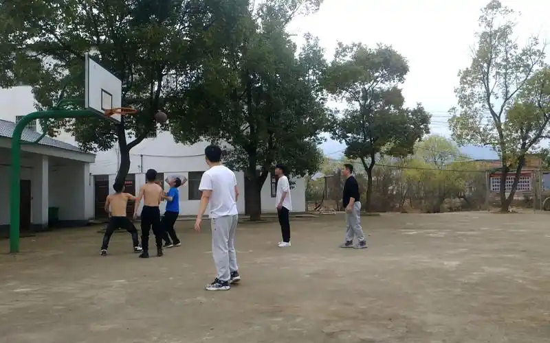 2021年农历正月初二,两男赤膊上阵打球