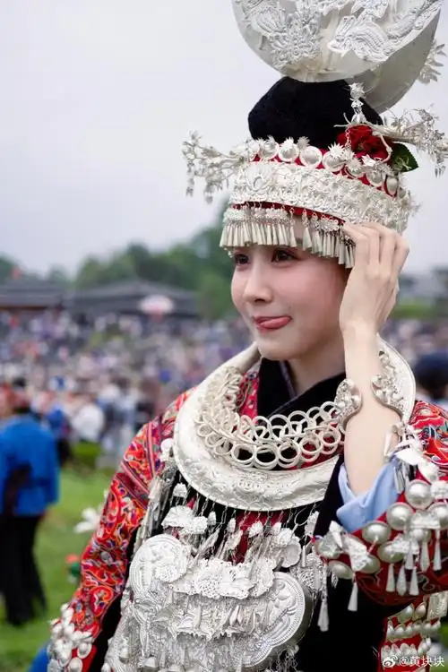 总要穿一次苗族服饰吧,这两天是苗族姑娘9599  来黔东南台江县过