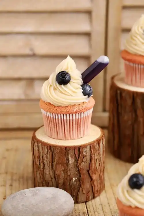 颜值爆表让人难以拒绝的红丝绒蓝莓杯子蛋糕