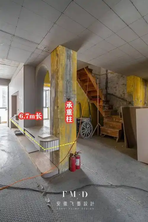 原始户型最大的bug就是在客厅空间里,承重柱狠狠的"插了一脚",让装修