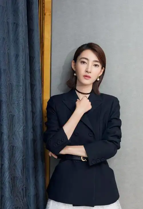 王丽坤新造型曝光齐肩短发搭配复古格子西装重现妖艳气息