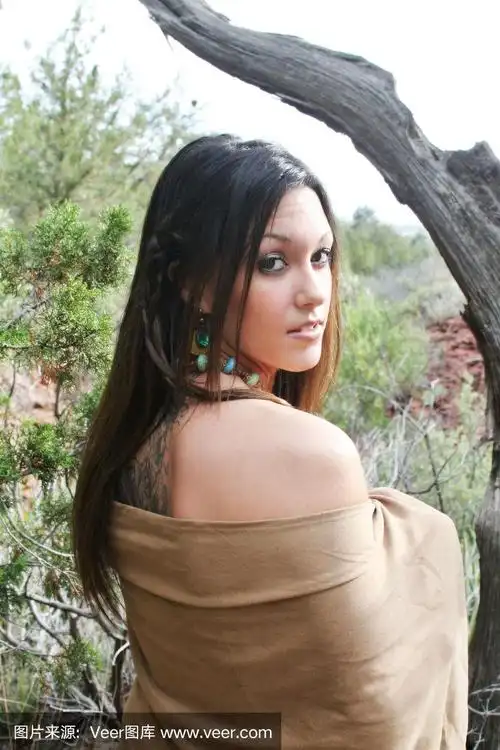 美丽的墨西哥裔美国女孩回头看