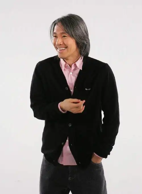 从青丝到满头银发,56岁的周星驰是天才,更是病入膏肓的孤独者