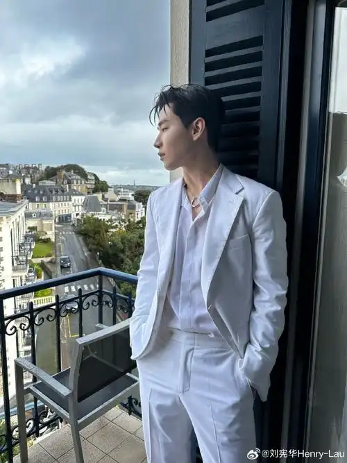 刘宪华henry-lau全白造型好清爽帅气,纯白色西装衬衫显得身材比例更好