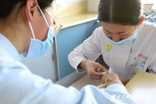 莱西儿科护士"为爱扎针":拿自己练习只为护孩子周全
