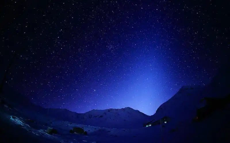 壁纸摄影星空雪山小屋