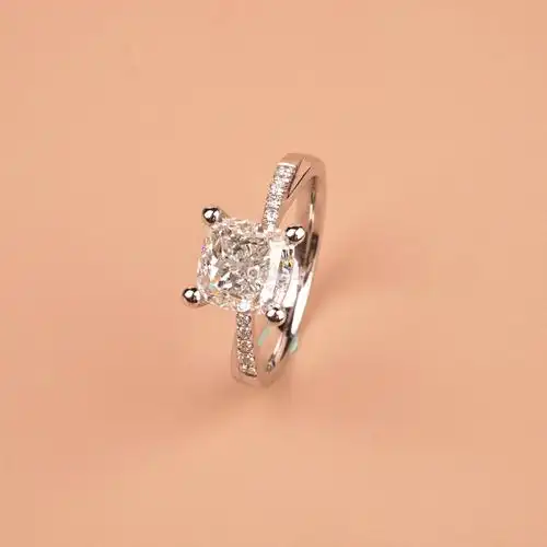 302克拉枕垫形钻石配钻石戒指