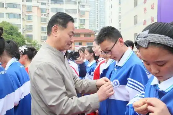 市海宫学校举行"十四岁青春礼暨入团宣誓仪式"_淮北市教育局