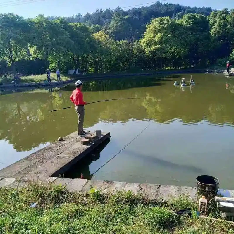 5月10日早上,红联村老年协会钓鱼队,早已在鱼塘静心等候鱼上钩了.
