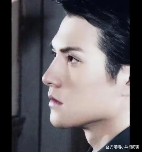 胡一天新戏宣传,有摘面具的镜头,面具下原本应该惊艳众人的一张脸,露