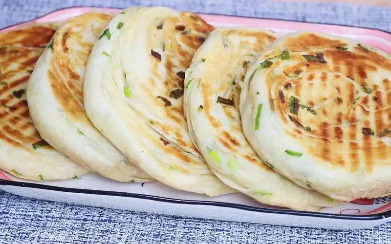 发面葱花饼的家常做法,外酥里软,葱香浓郁,比买的还要好吃,香