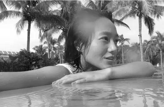 朱丹晒素颜泳装照曲线玲珑羡煞旁人