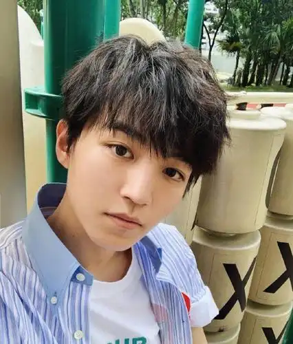 王俊凯凹新发型,不过烫了一个"锡纸烫",却意外凸显时尚感!