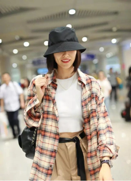 刘雯真的会穿,时尚个性十足,这才是夏天该有的穿搭