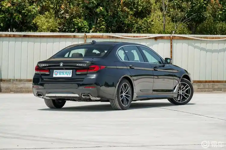 【宝马5系 插电混动2021款改款 535le m运动套装侧后45度车头向右水平