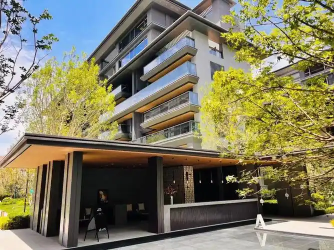 西安叠拼央企的准现房跑道阳台的大平层