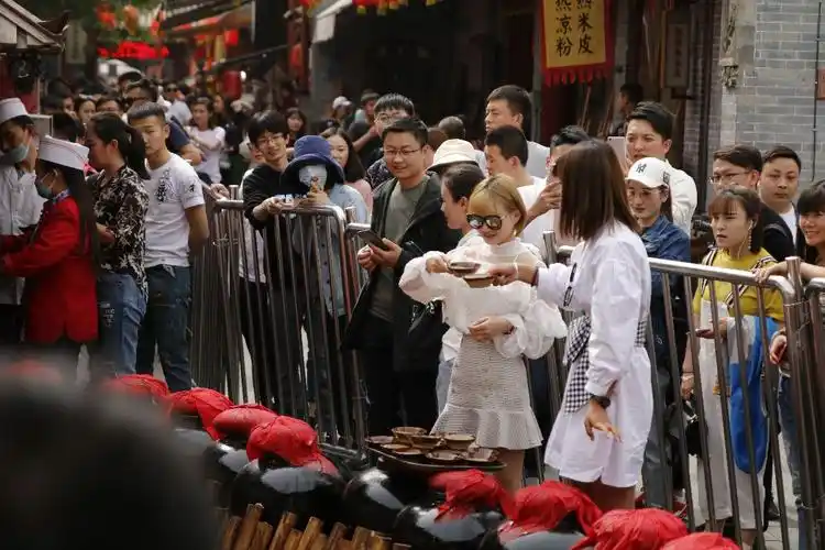 西安网红"摔碗酒"现场,西安摔碗酒火爆.