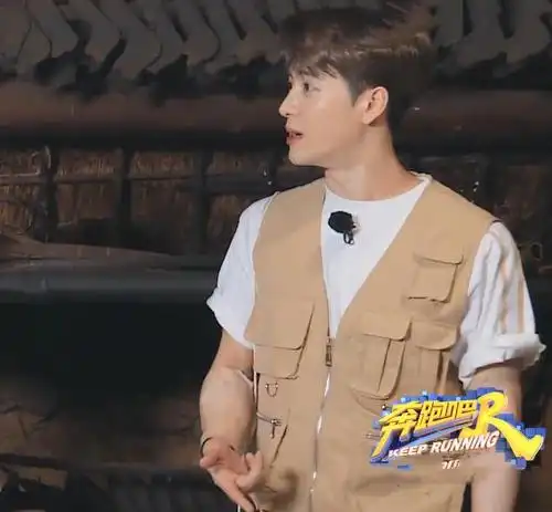 录节目不能有纹身?王嘉尔《奔跑吧》花式遮挡,真是用心良苦