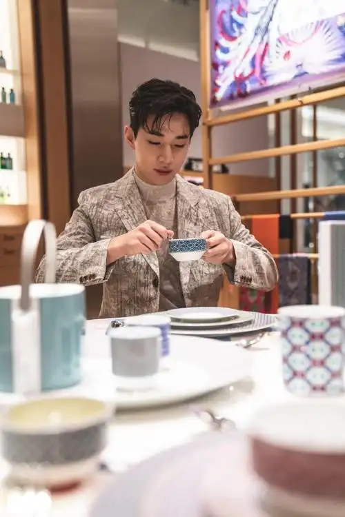 身材优越,与生俱来的气质让西装也独具氛围,大华西装半永久吧#刘宪华