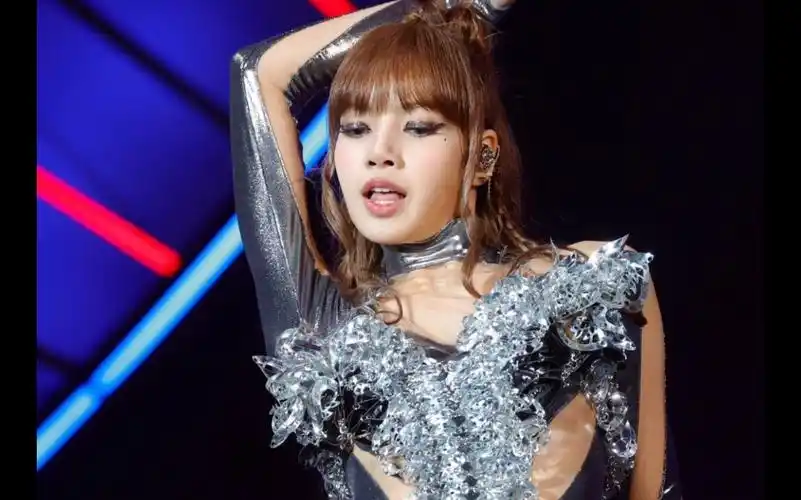 kpop女一lisa科切拉《money》舞台!未来女战士歌姬!