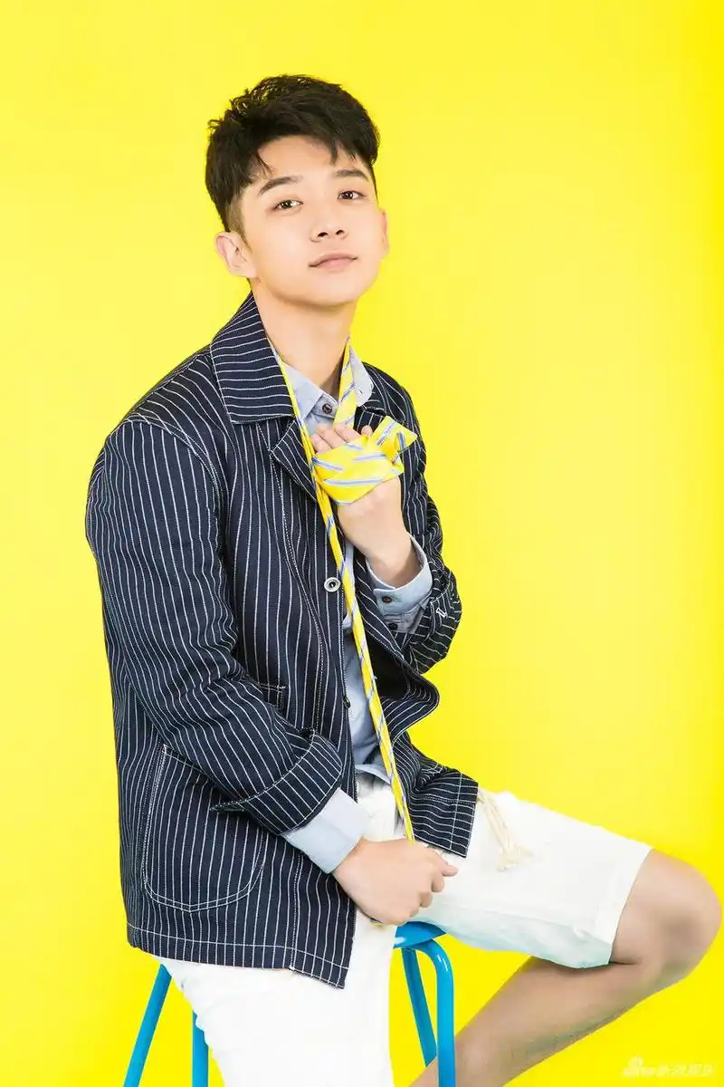 徐子力春日写真大片曝光 侧颜酥炸