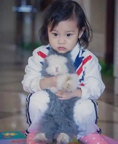 贾乃亮40岁生日晒父女合照甜馨送爸爸特制奖杯世界上好爸爸