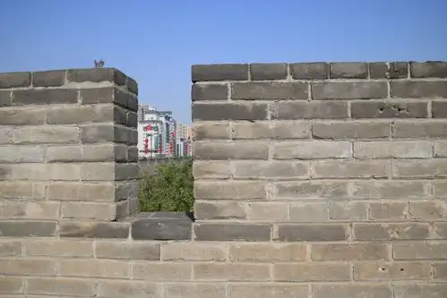 垛口.用以射箭,防敌.