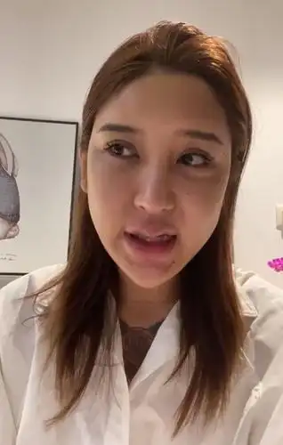 百万网红整容失败,额头有坑嘴肿成"嘟嘟唇",又想做招风耳手术