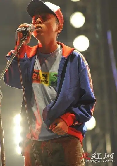 痛仰乐队高虎的妻子是谁前女友萨菲娜和他在一起八年