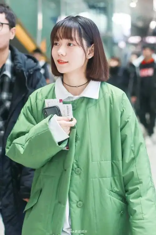 组图:段奥娟短发灿笑化身甜美元气少女 穿绿色大衣清新可爱