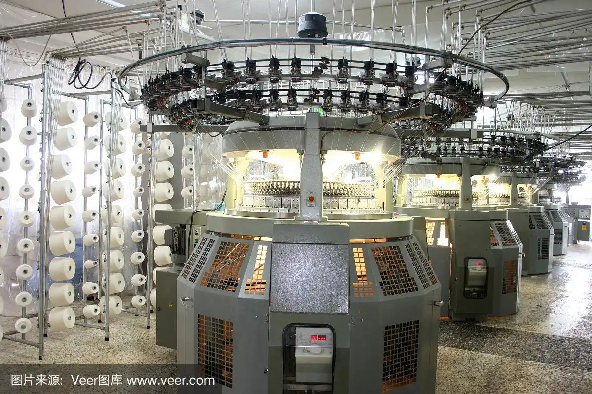 在纺织厂工作的圆形纺织机器