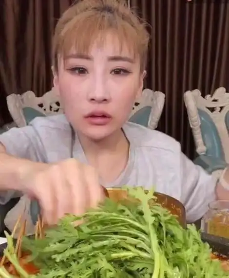 网红直播吃五小时,肚子撑到像怀孕数月,疑因催吐造成嘴角发烂?