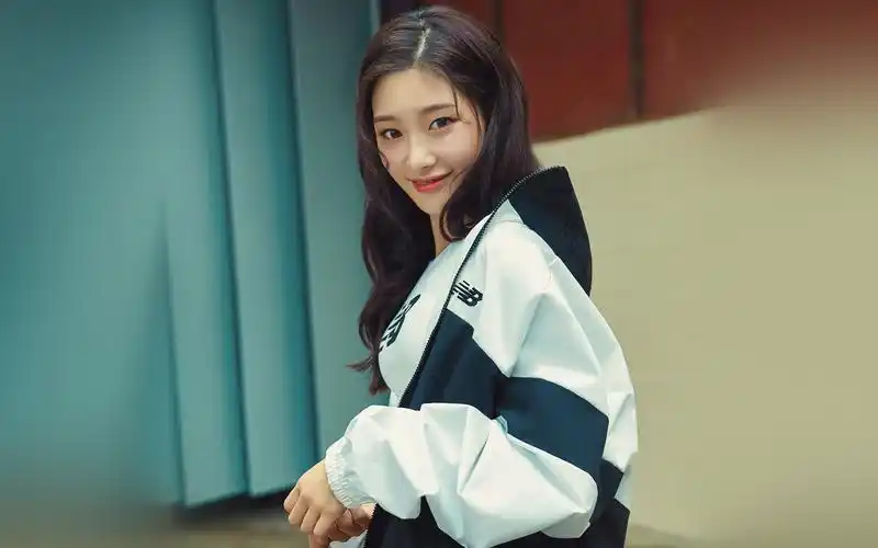 穿学生装的长发清纯妹子桌面壁纸