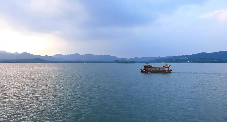 湖心区,北山区,南山区和钱塘区;秀丽的湖光山色和众多的名胜古迹闻名