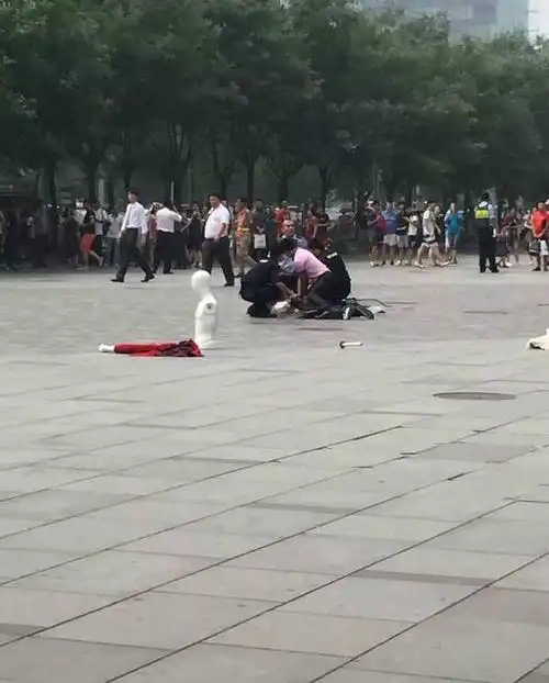 北京三里屯持刀伤人事件死伤者系跨国新婚夫妻(图)