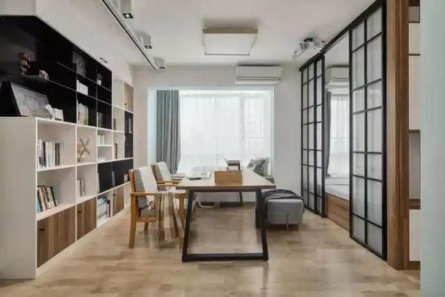 把客厅沙发换成大桌子,感觉特别好