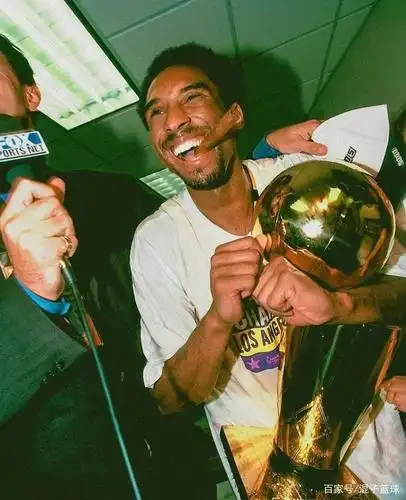 拿去收藏!科比高清复古照片,满满的都是回忆!