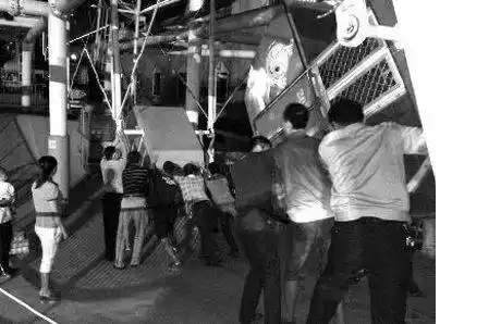游乐场"大摆锤"空中解体,1死7伤!出去玩千万小心!