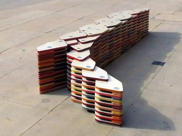 在公园坐了一张椅子,设计师出来我们来聊一聊,这脑洞大了