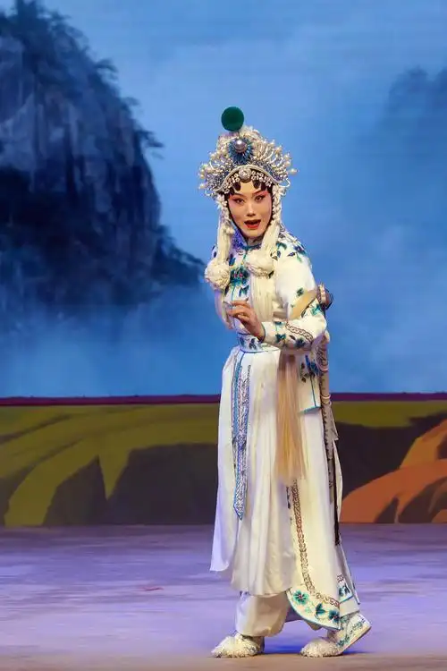 白蛇传的故事梗概(约60字左右)